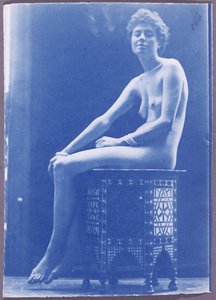 Modellen sitter på et lakkbord (cyanotype)